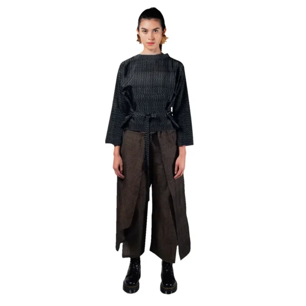 Blusa Negra de Manga Larga y Pantalón Café Aurea Bucio