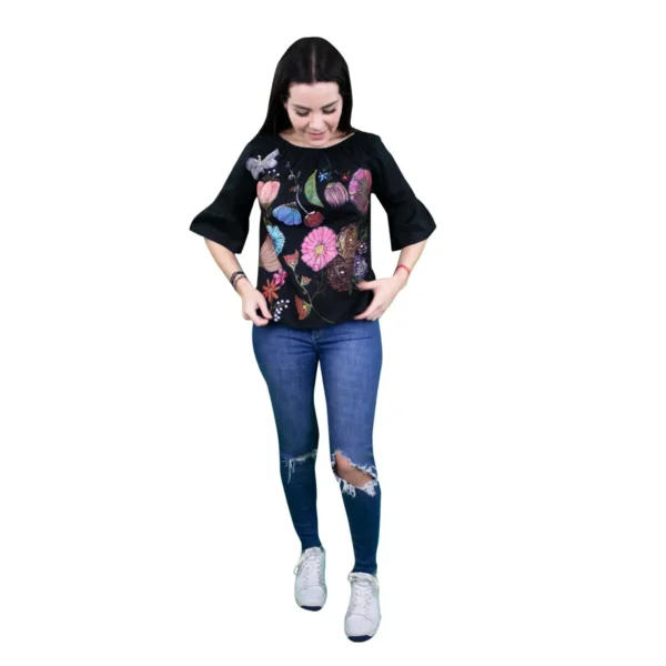 Blusa Negra con Diseño de Flores Aledra