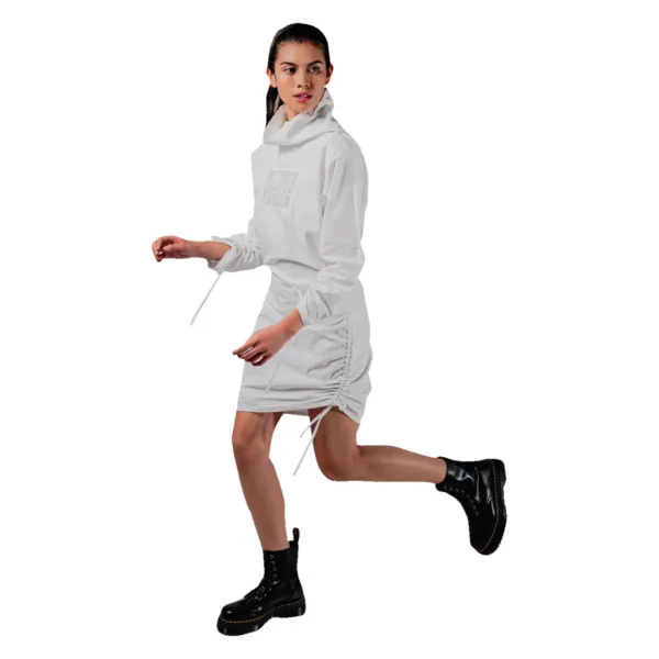 Vestido y Sudadera Blancos Aurea Bucio